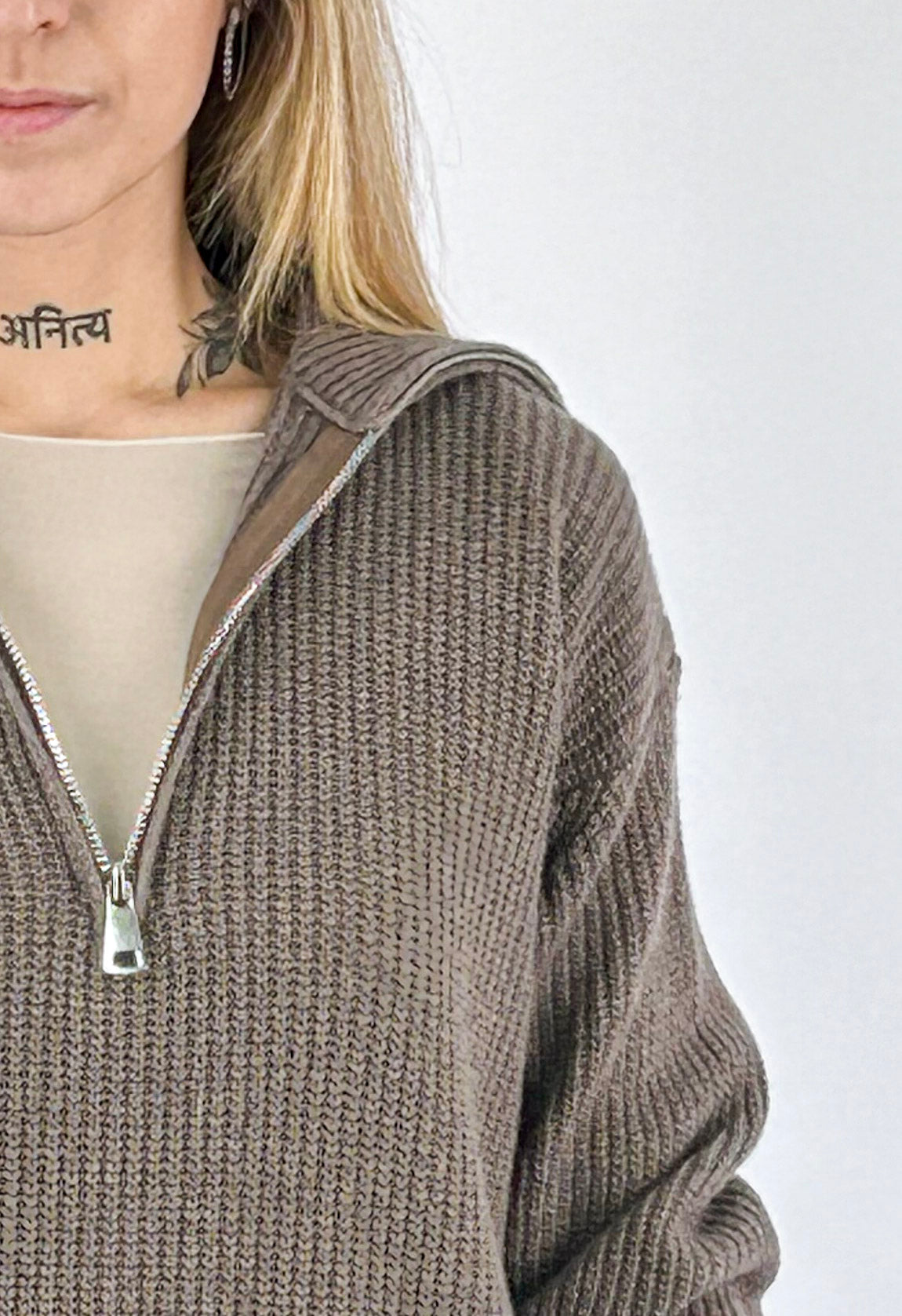 Maglia donna a coste con collo alto e zip corta tortora - vista dettaglio