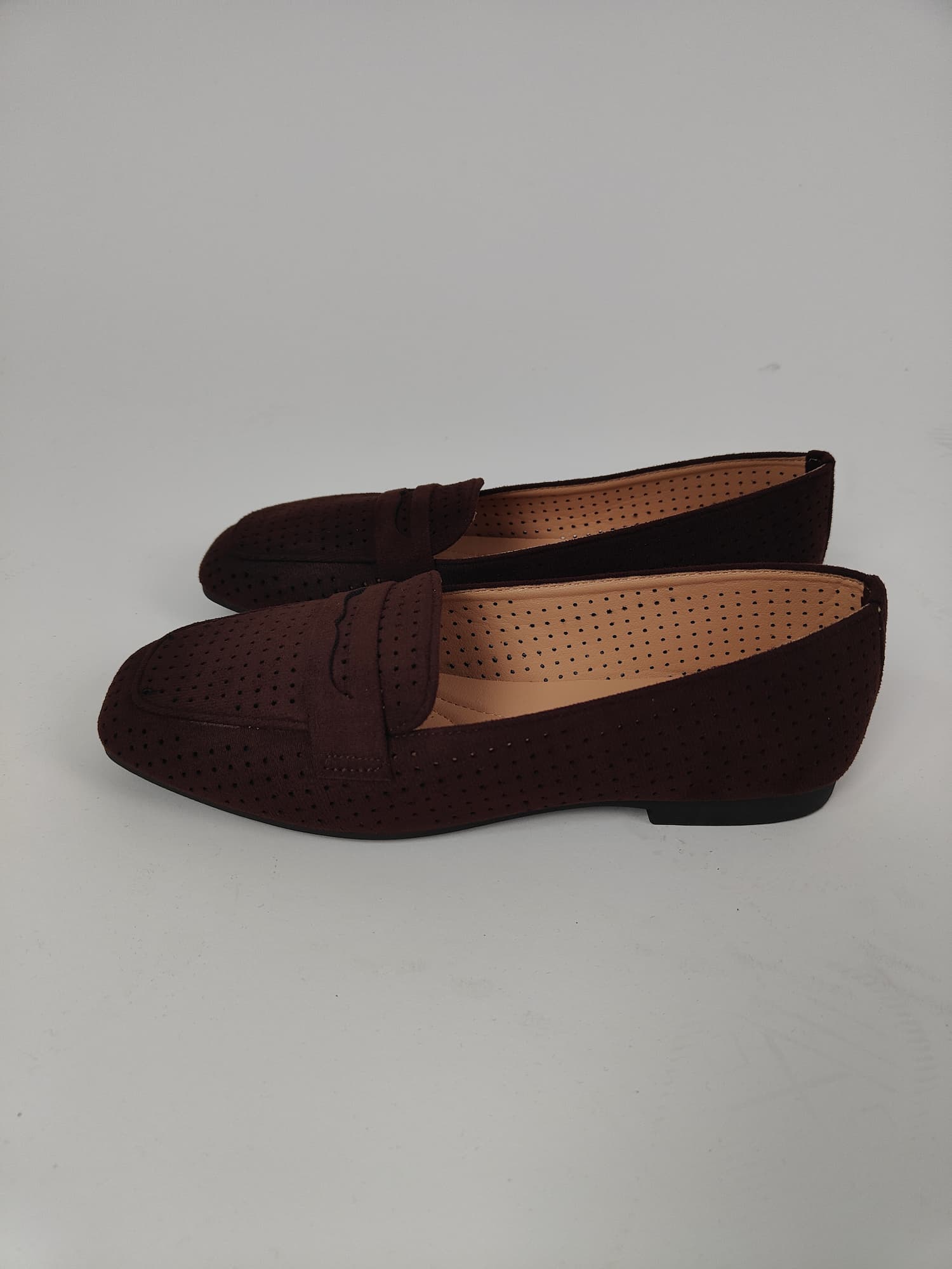Mocassino da donna traforato effetto suede con design morbido e stile casual elegante. vista laterale