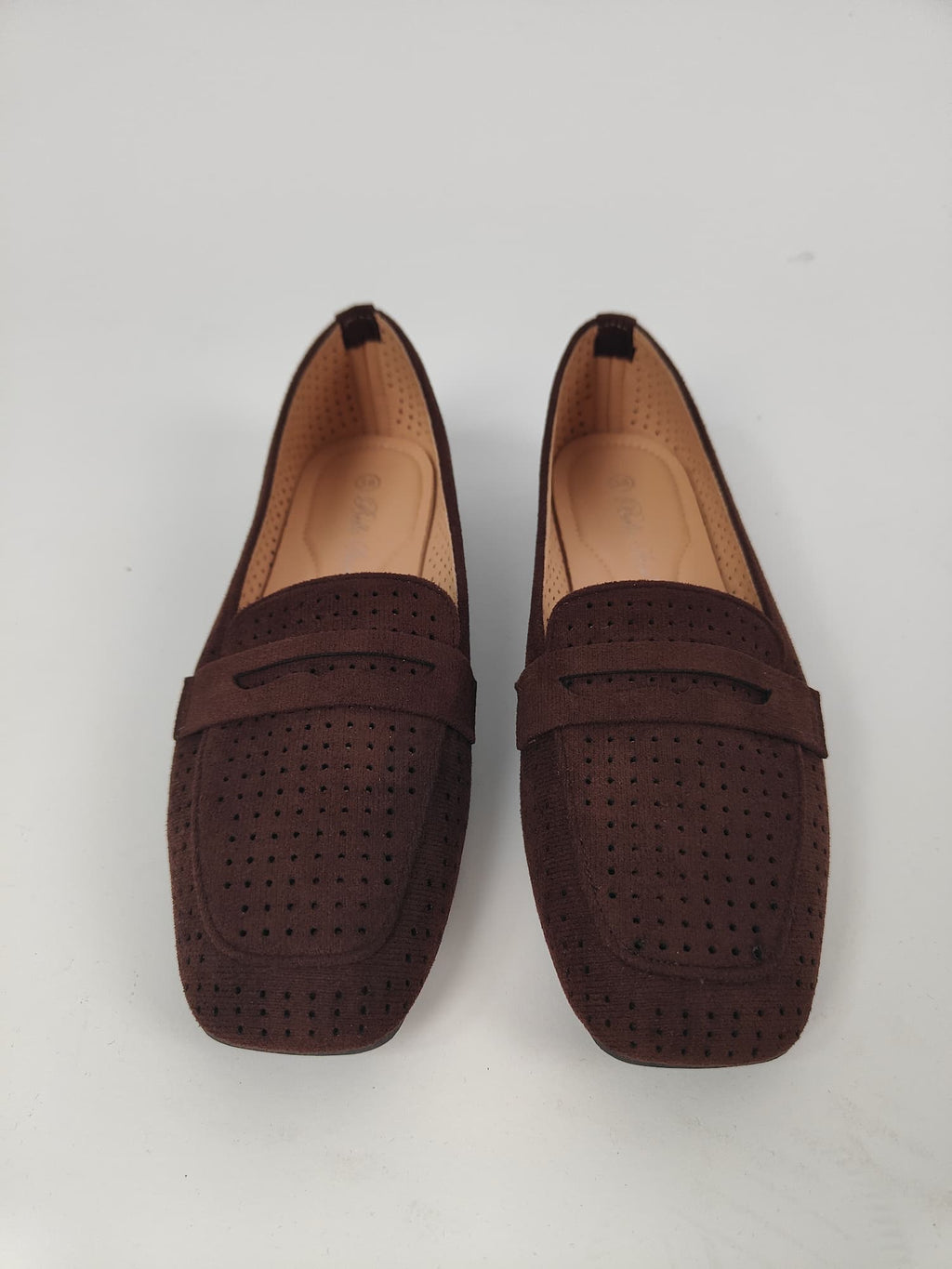 Mocassino da donna traforato effetto suede con design morbido e stile casual elegante. vista frontale