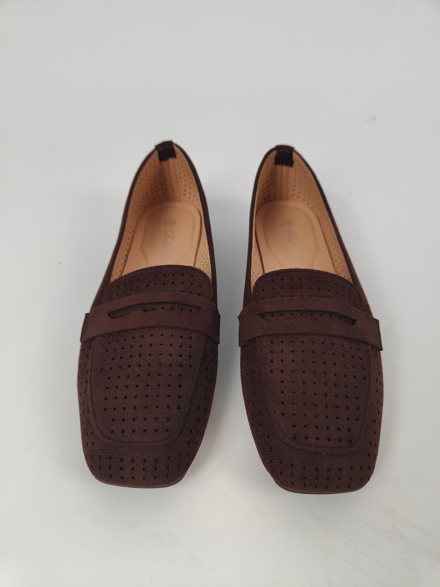 Mocassino da donna traforato effetto suede con design morbido e stile casual elegante. vista frontale
