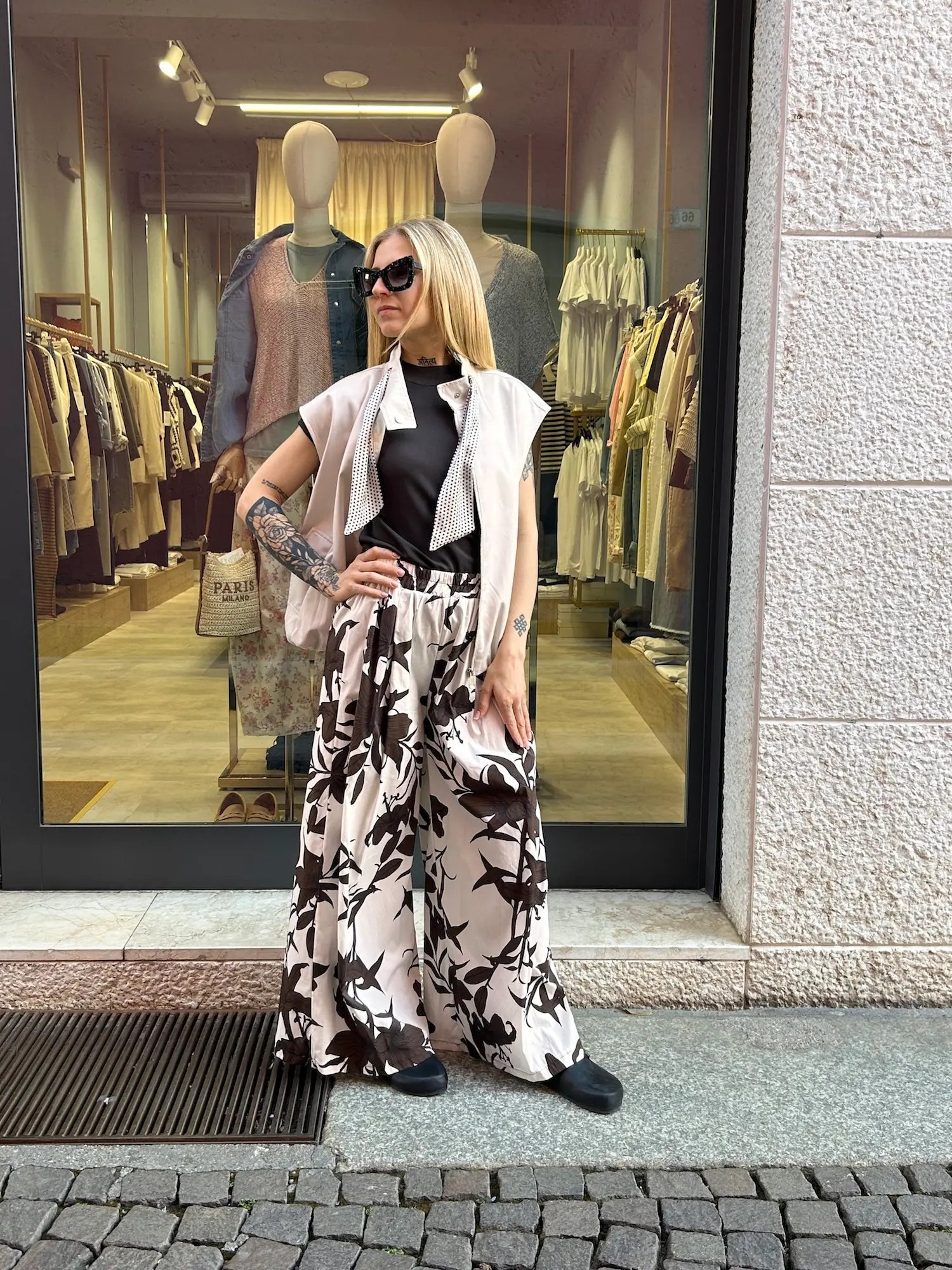 modella indossa Gilet con nodo frontale chic – dettaglio nodo elegante, stile minimal donna 

