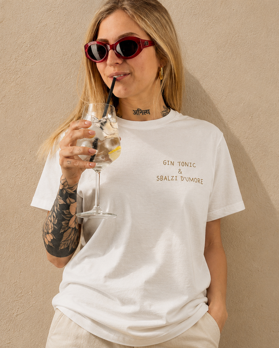 modella indossa t-shirt hangard ab 2gin tonic & sbalzi d'umore mentre beve un gin tonic