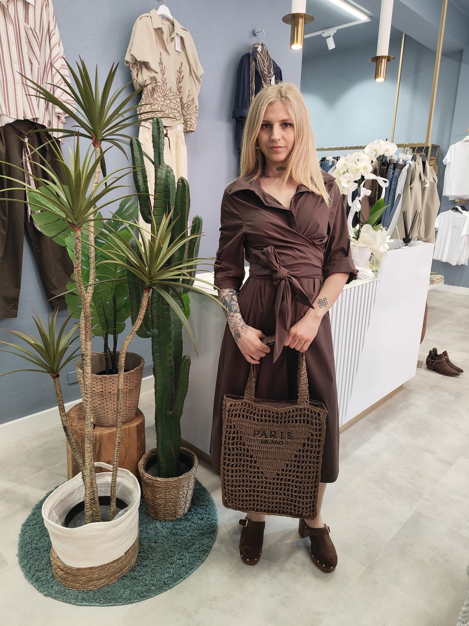 modella indossa abito nodo in negozio