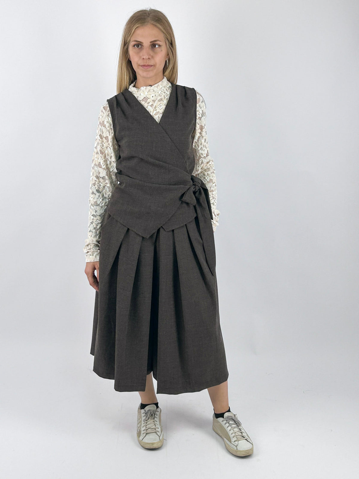 Pantagonna donna ampia con pieghe frontali e vita elasticizzata marrone - vista outfit