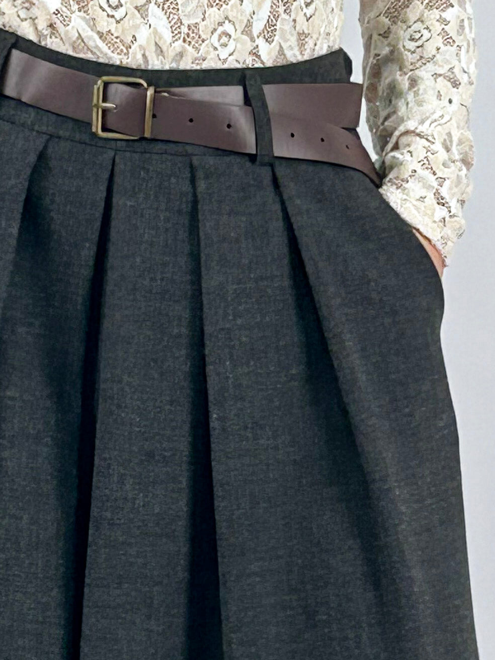 Pantagonna donna ampia con pieghe frontali e vita elasticizzata grigio - vista dettaglio