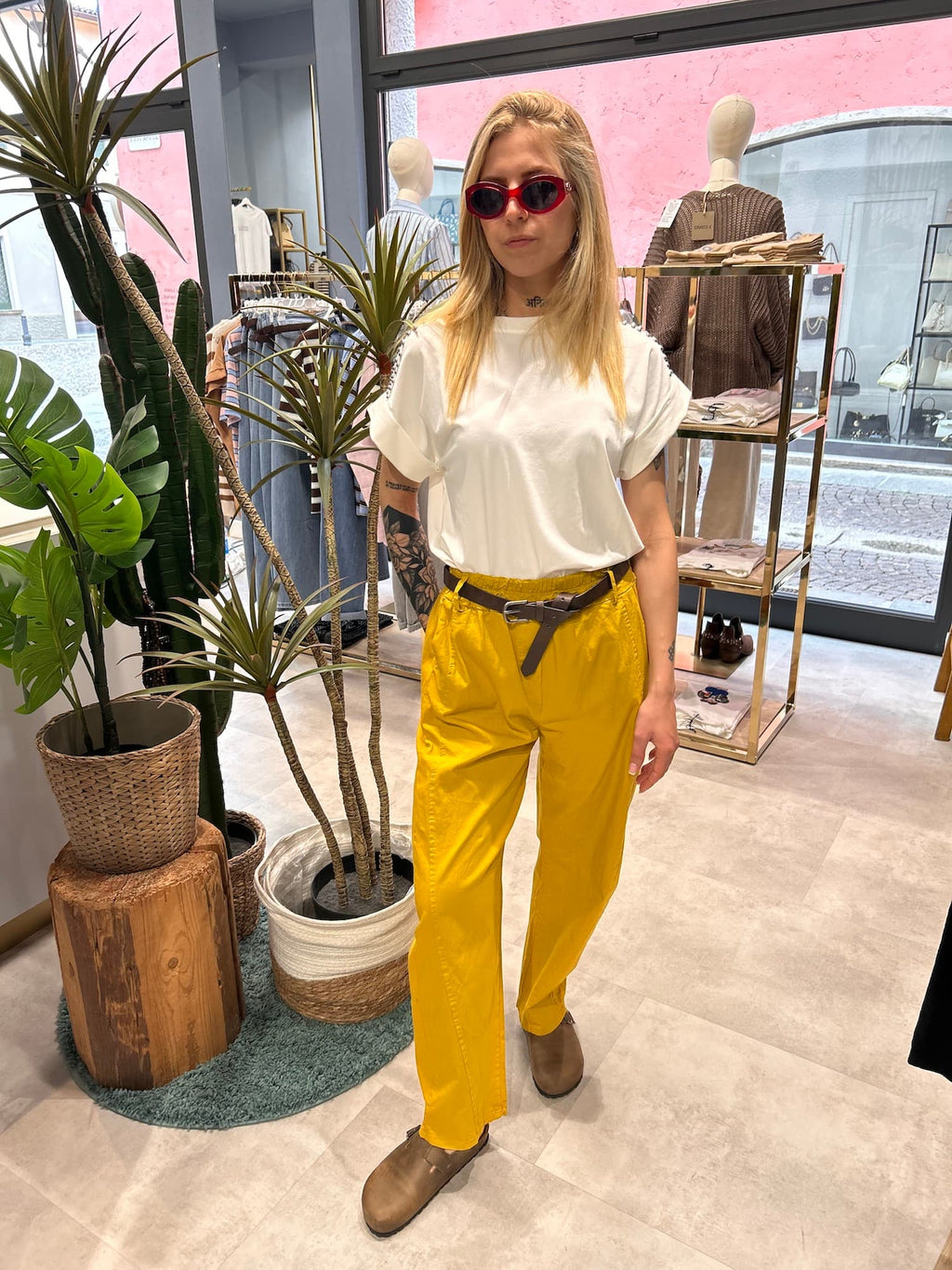 Pantalone donna in cotone ocra oelasticizzato con linea morbida e stile casual contemporaneo. otfit