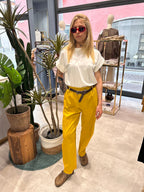 Pantalone donna in cotone ocra oelasticizzato con linea morbida e stile casual contemporaneo. otfit