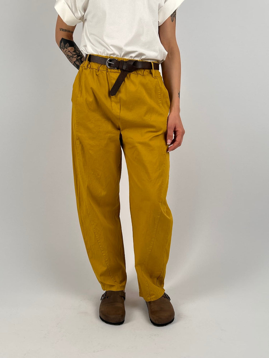 Pantalone donna in cotone ocra elasticizzato con linea morbida e stile casual contemporaneo. ocra vista frontale