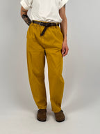 Pantalone donna in cotone ocra elasticizzato con linea morbida e stile casual contemporaneo. ocra vista frontale