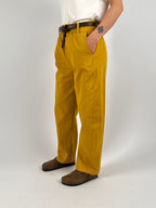 Pantalone donna in cotone ocra elasticizzato con linea morbida e stile casual contemporaneo. vista laterale