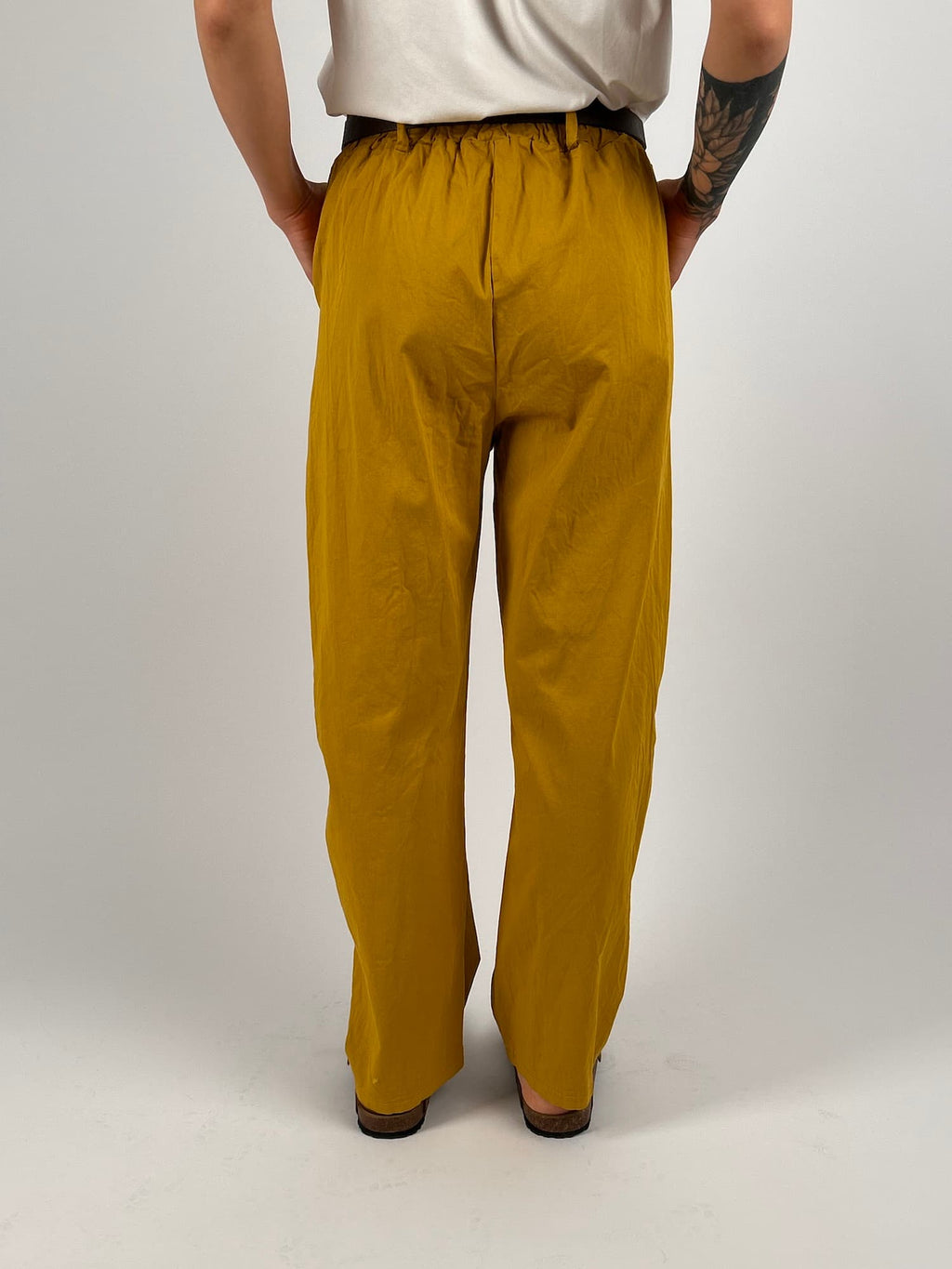 Pantalone donna in cotone ocra elasticizzato con linea morbida e stile casual contemporaneo. vista retro