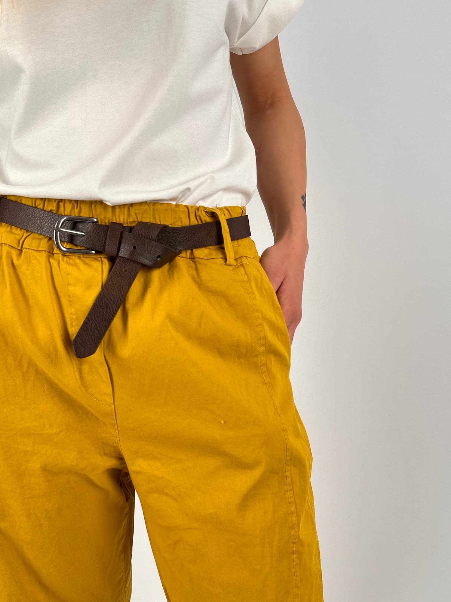 Pantalone donna in cotone ocra elasticizzato con linea morbida e stile casual contemporaneo. vista dettaglio ocra