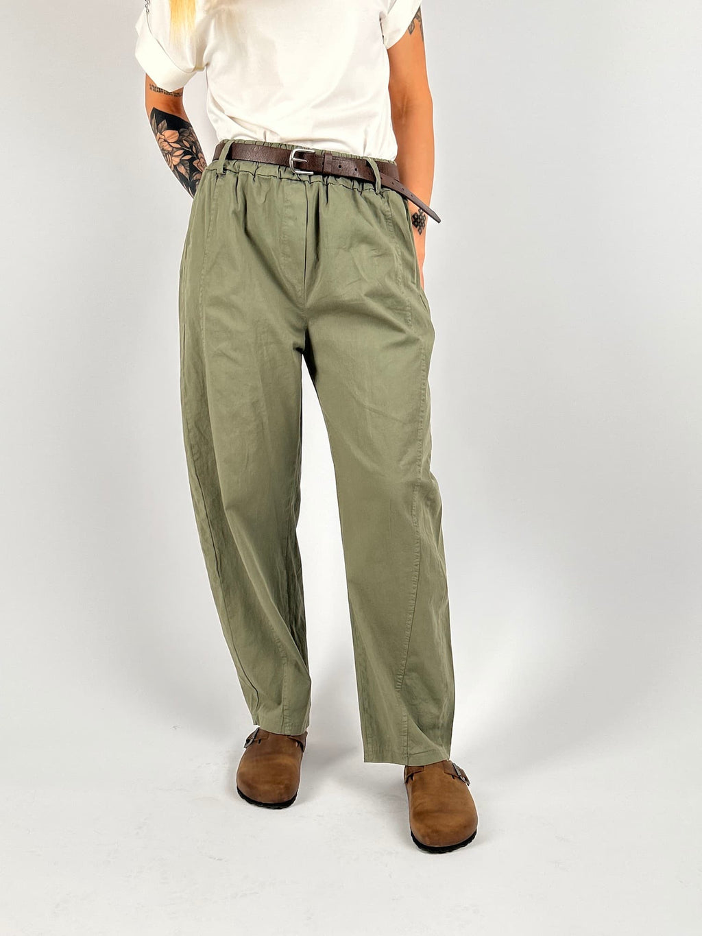 Pantalone donna in cotone verde militare elasticizzato con linea morbida e stile casual contemporaneo. verde vista frontale