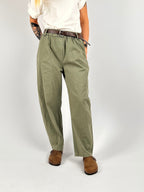 Pantalone donna in cotone verde militare elasticizzato con linea morbida e stile casual contemporaneo. verde vista frontale