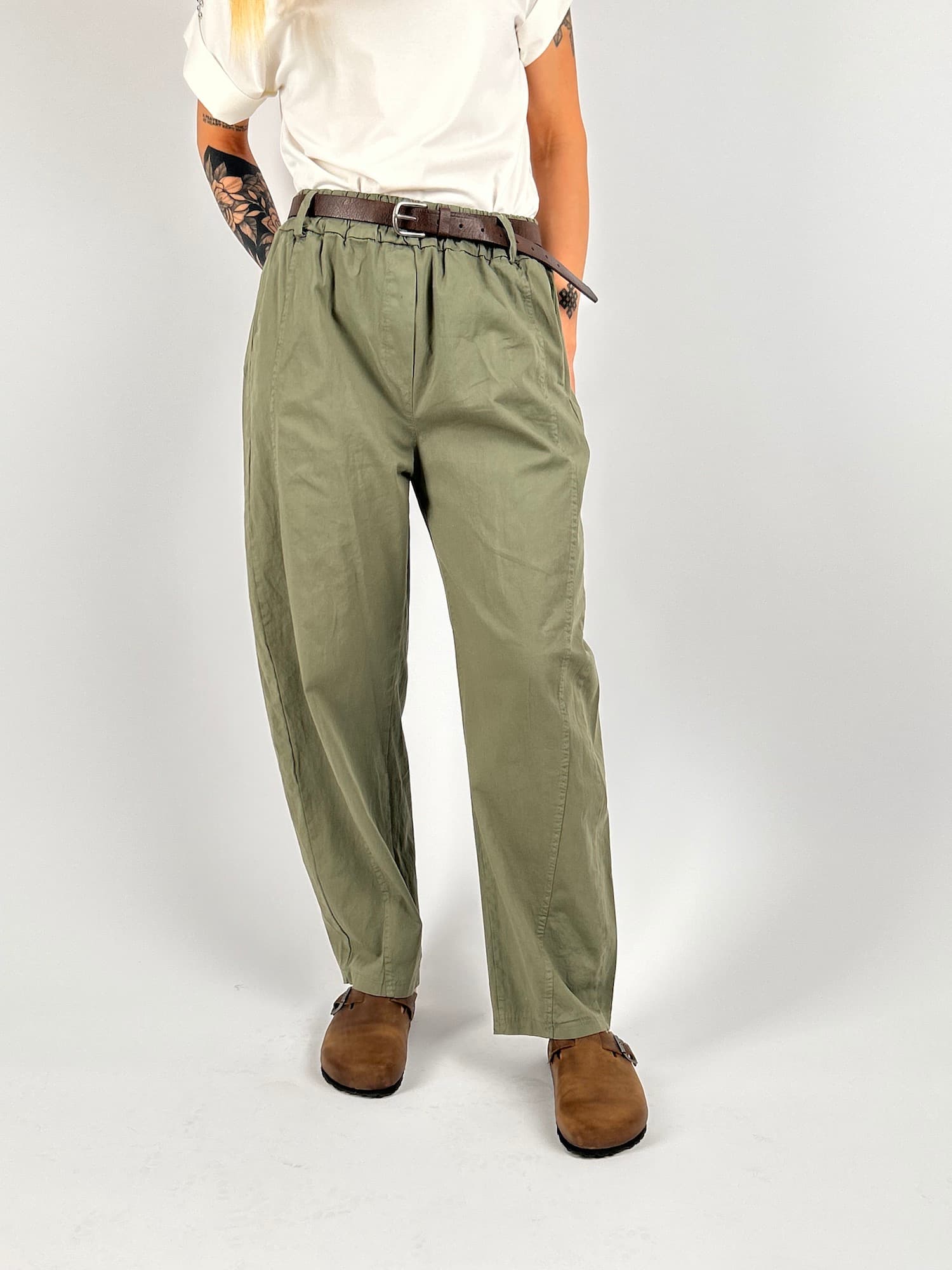 Pantalone donna in cotone verde militare elasticizzato con linea morbida e stile casual contemporaneo. verde vista frontale