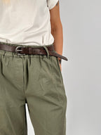 Pantalone donna in cotone verde militare elasticizzato con linea morbida e stile casual contemporaneo. vista dettaglio verde