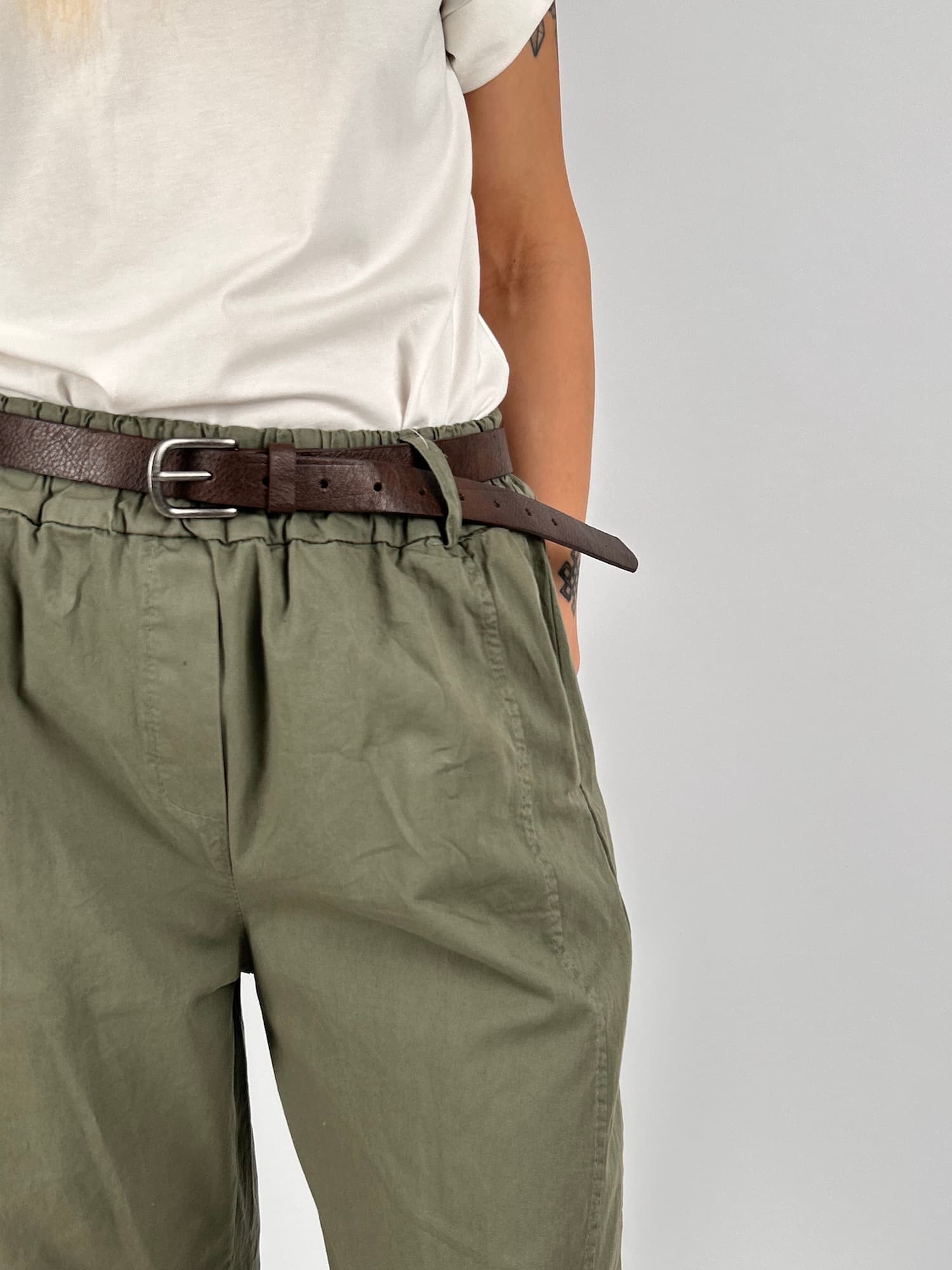 Pantalone donna in cotone verde militare elasticizzato con linea morbida e stile casual contemporaneo. vista dettaglio verde