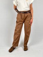 Pantalone donna in cotone marrone elasticizzato con linea morbida e stile casual contemporaneo. marrone vista frontale