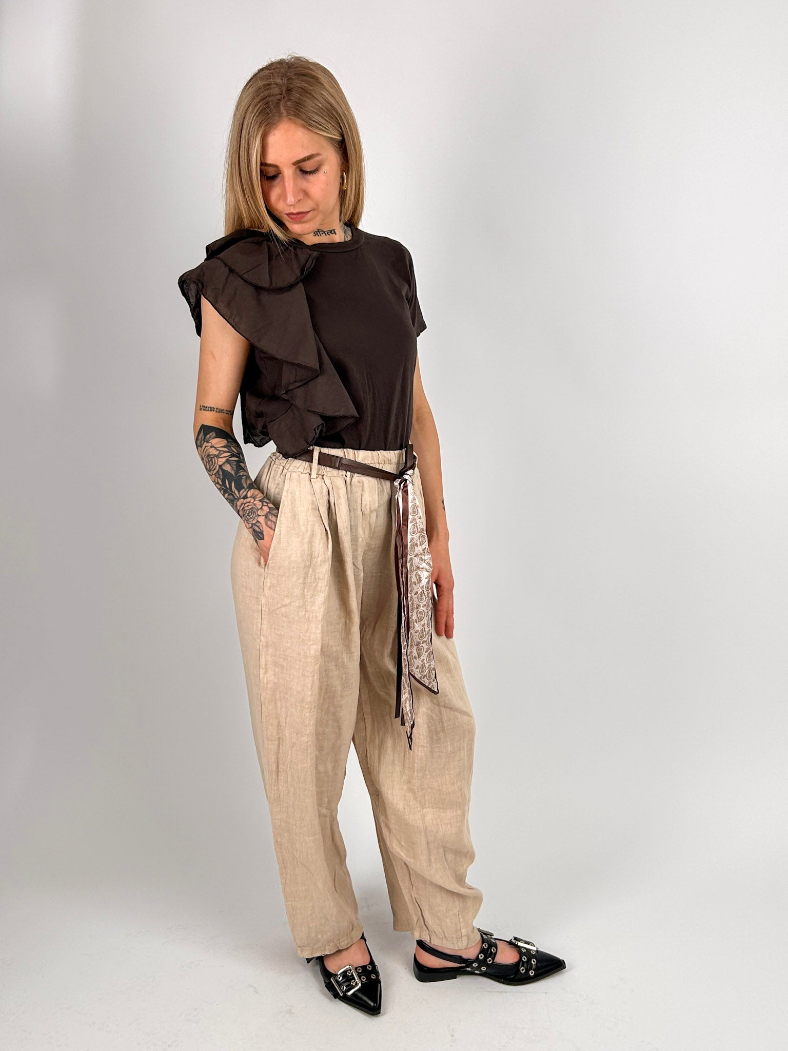 Pantalone donna morbido beige con elastico in vita e tasche -  outfit completo