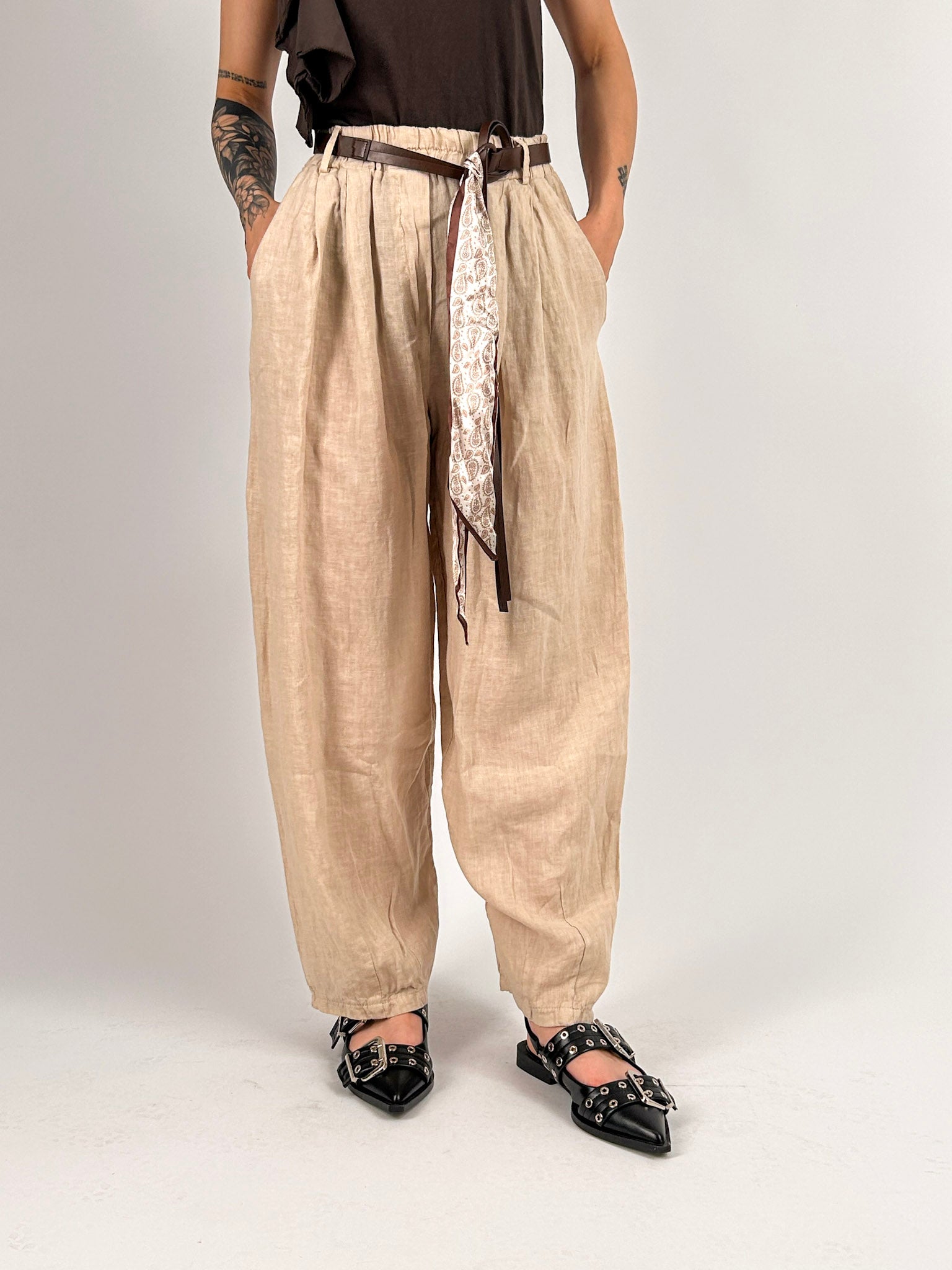 Pantalone donna morbido beige con elastico in vita e tasche - vista frontale