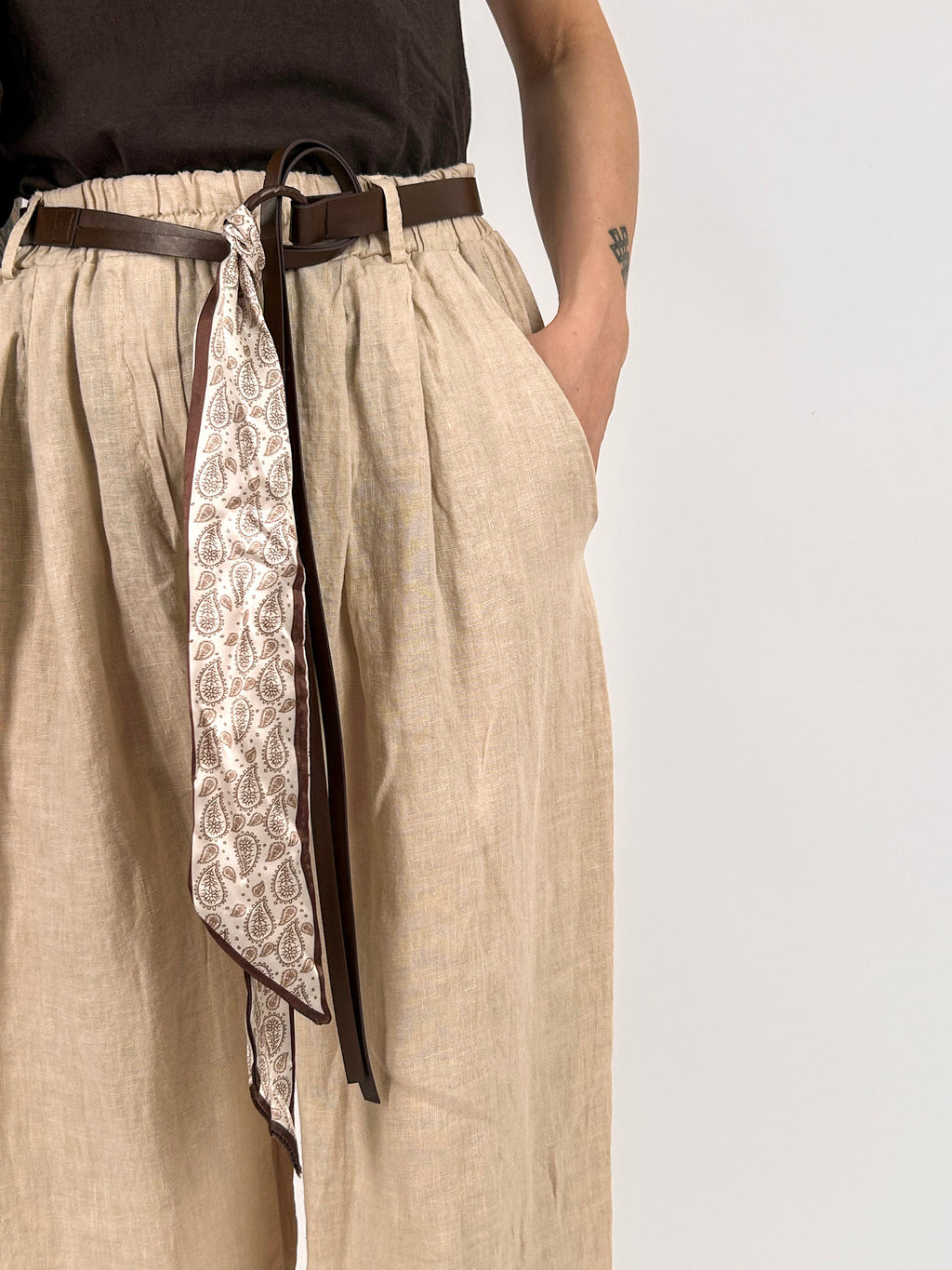 Pantalone donna morbido beige con elastico in vita e tasche - dettaglio pantalone