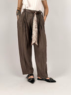 Pantalone donna morbido marrone con elastico in vita e tasche - vista frontale