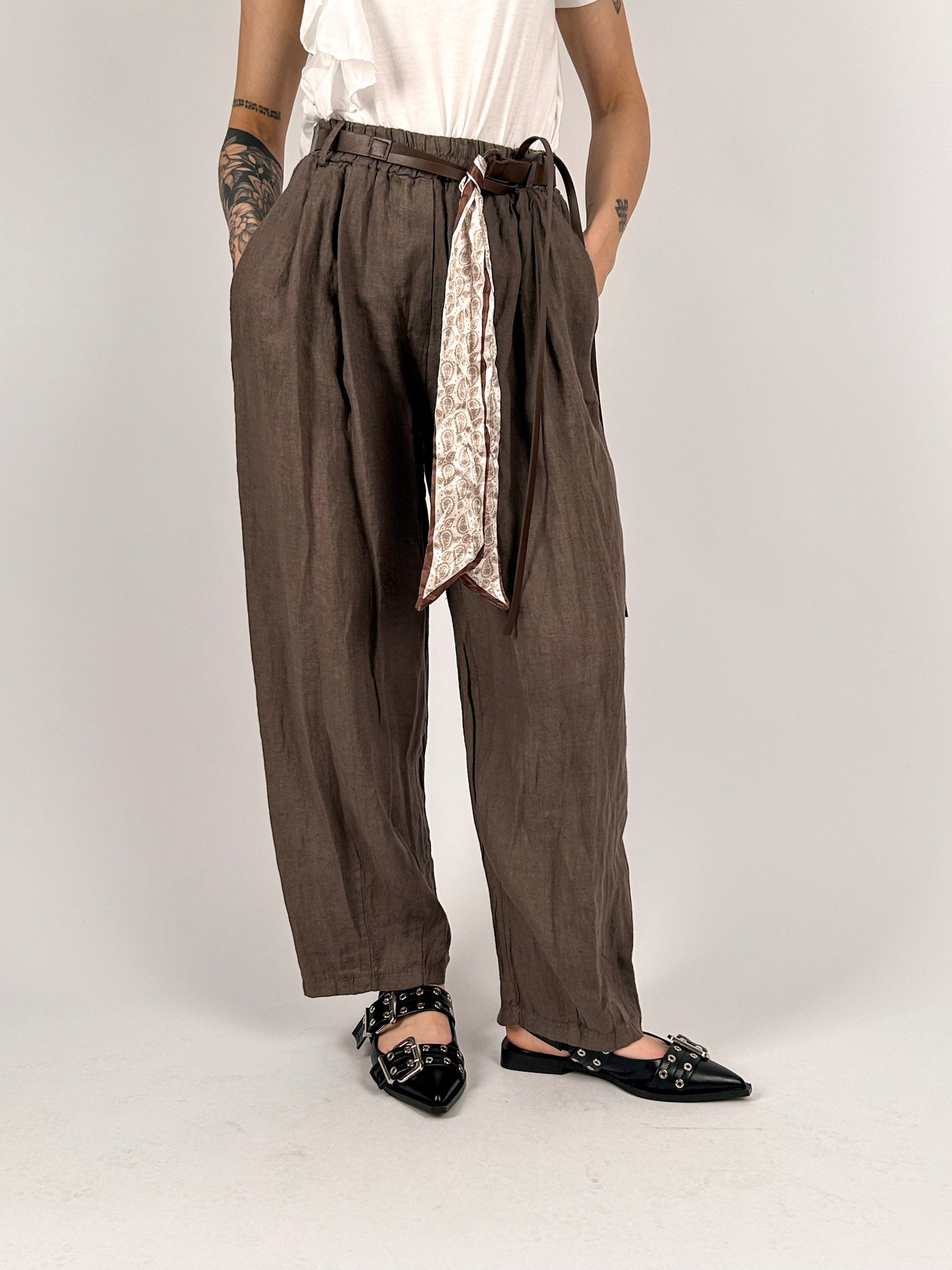 Pantalone donna morbido marrone con elastico in vita e tasche - vista frontale