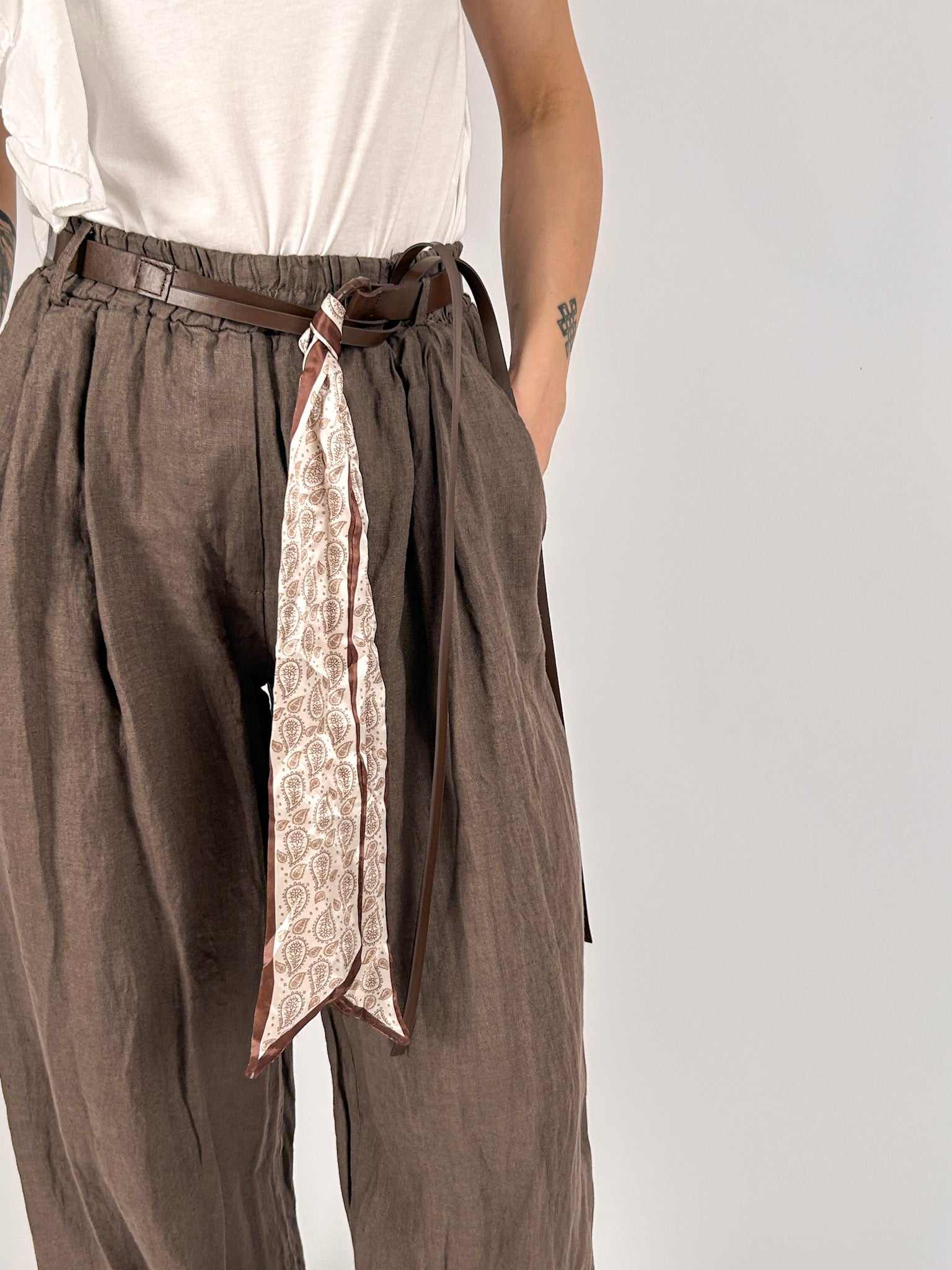 Pantalone donna morbido marrone con elastico in vita e tasche - vista dettaglio