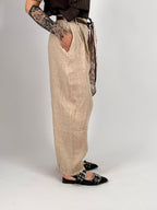 Pantalone donna morbido beige con elastico in vita e tasche - vista laterale