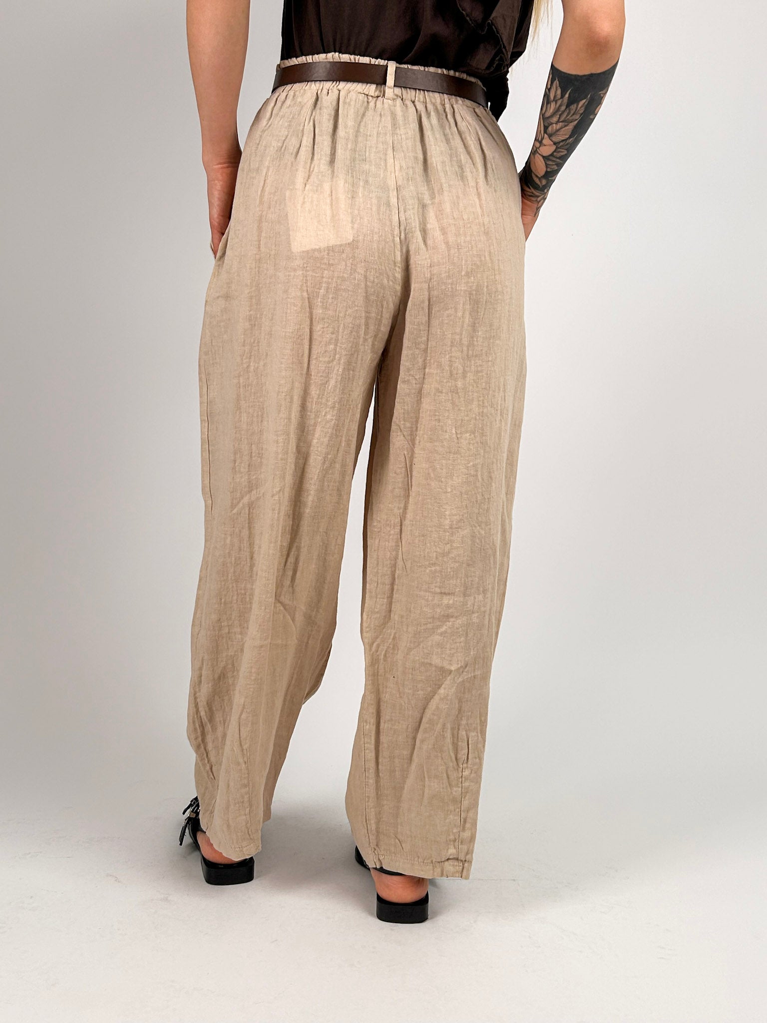 Pantalone donna morbido beige con elastico in vita e tasche - vista retro