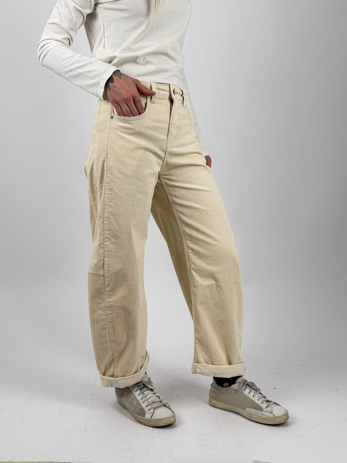 Pantalone Barrel panna in velluto vista laterale