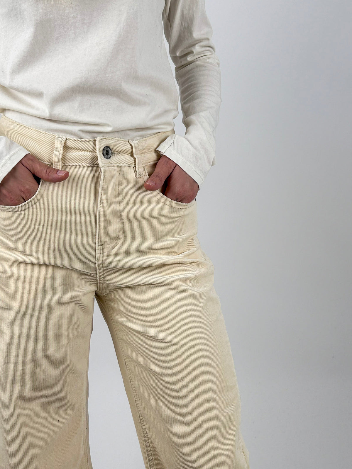 Pantalone Barrel panna in velluto dettaglio vita e tasche