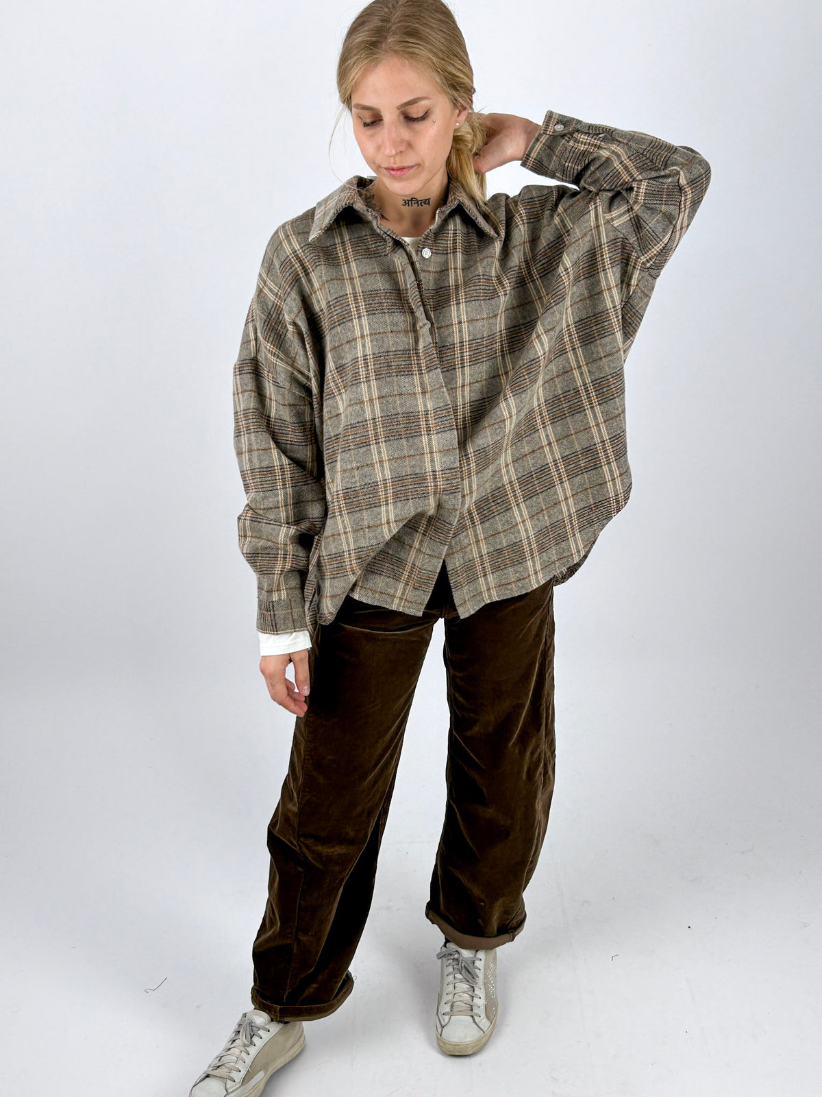 Pantalone Barrel marrone in velluto indossato in look completo