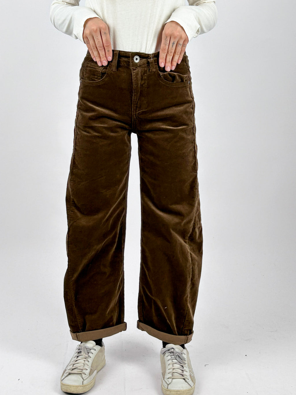 Pantalone Barrel marrone in velluto vista frontale