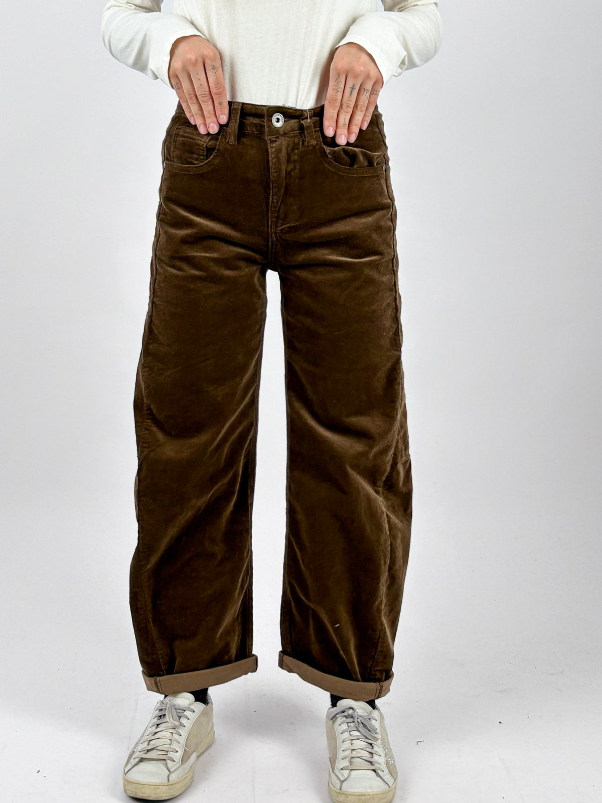 Pantalone Barrel marrone in velluto vista frontale