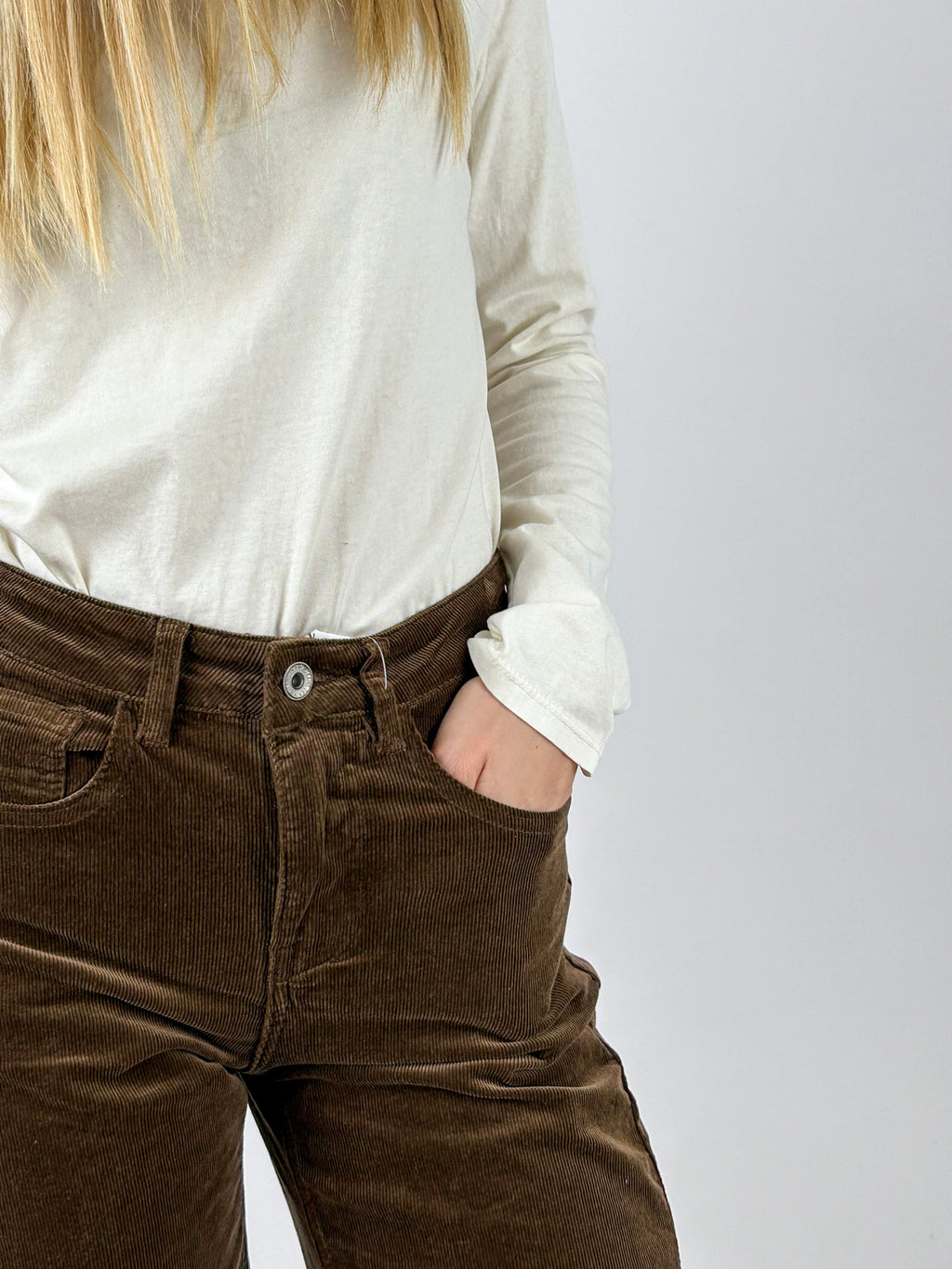 Pantalone Barrel marrone in velluto dettaglio vita e tasche