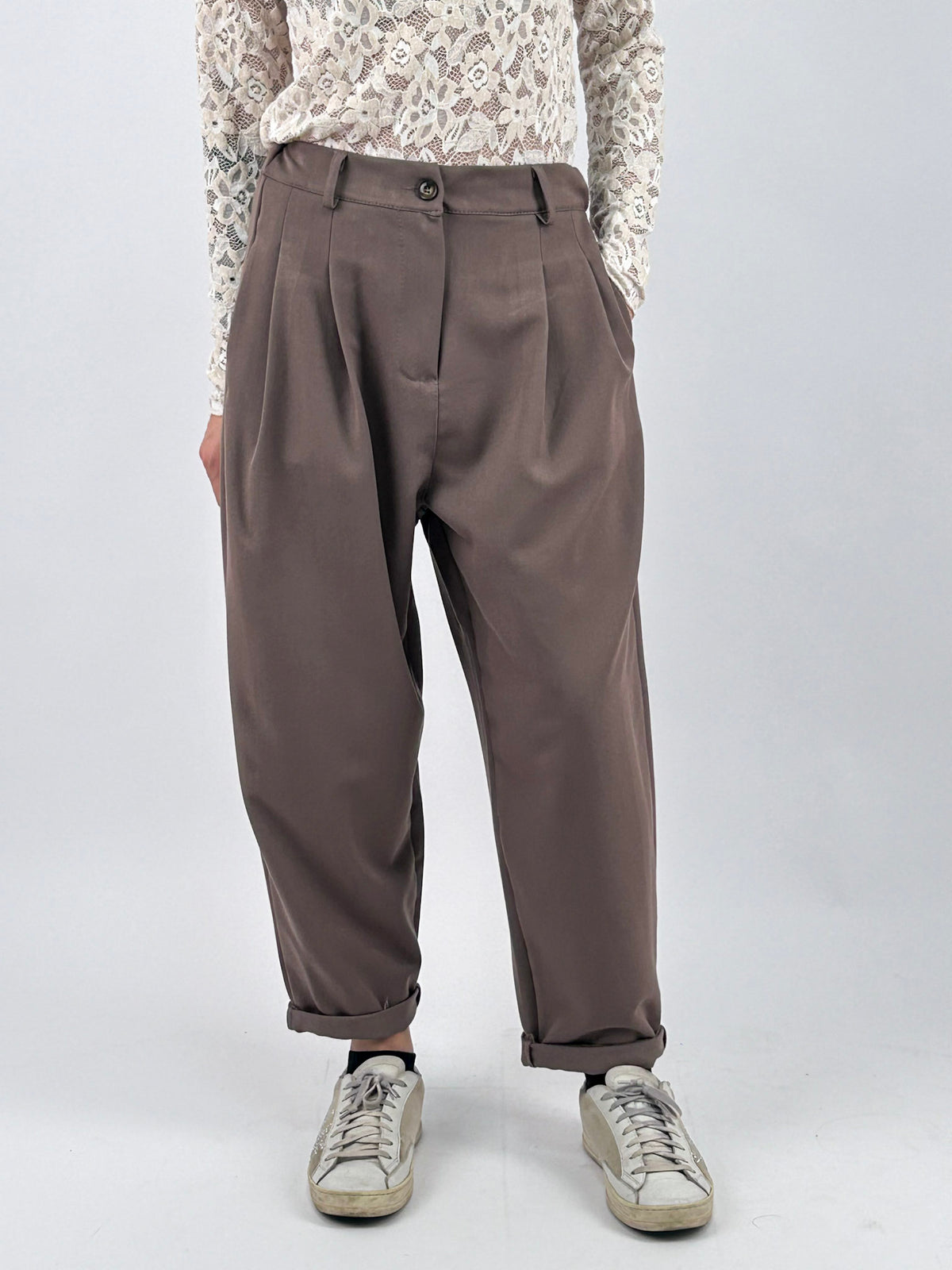 Pantalone donna con pinces e vita elasticizzata sul retro tortora - vista frontale