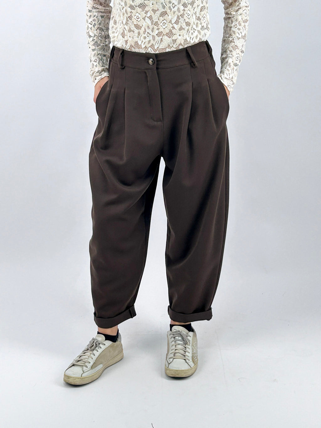 Pantalone donna con pinces e vita elasticizzata sul retro marrone - vista frontale