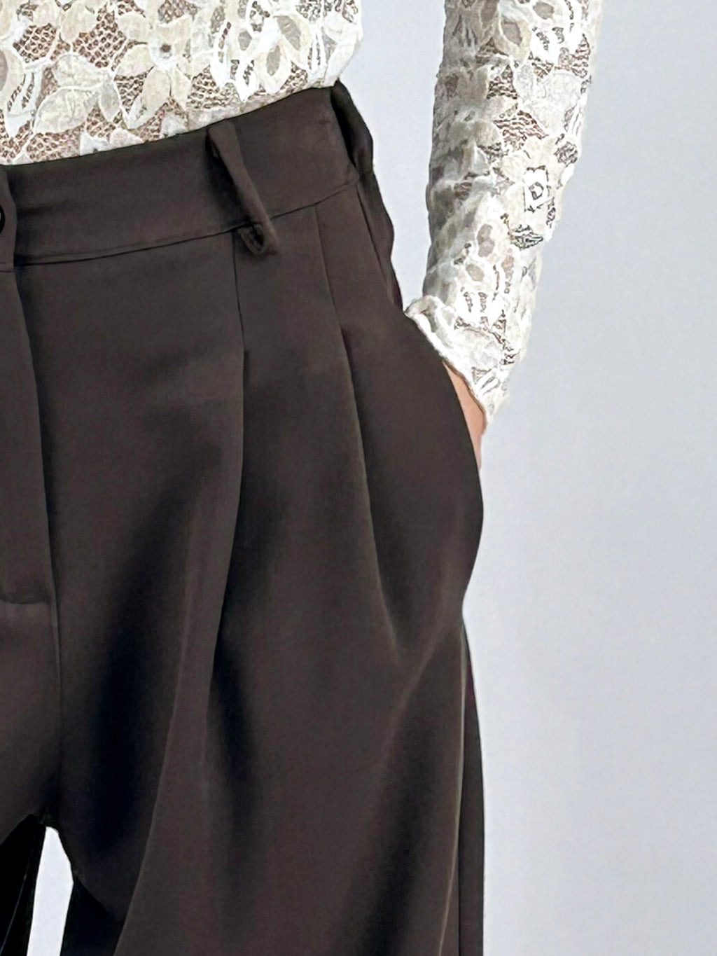 Pantalone donna con pinces e vita elasticizzata sul retro marrone - vista dettaglio