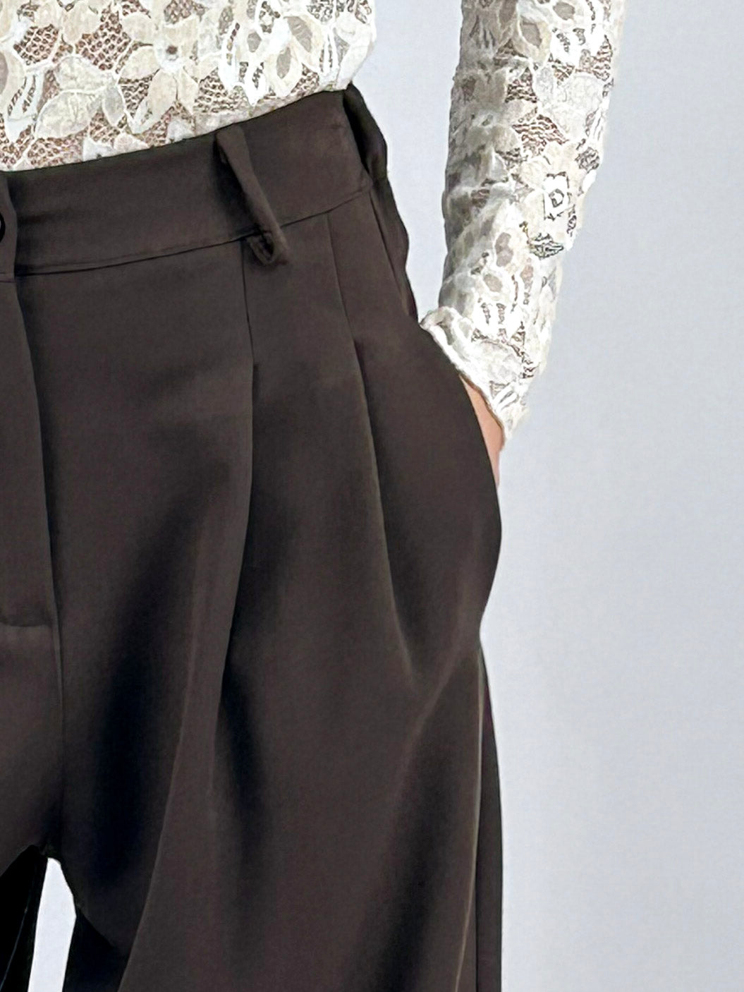 Pantalone donna con pinces e vita elasticizzata sul retro marrone - vista dettaglio