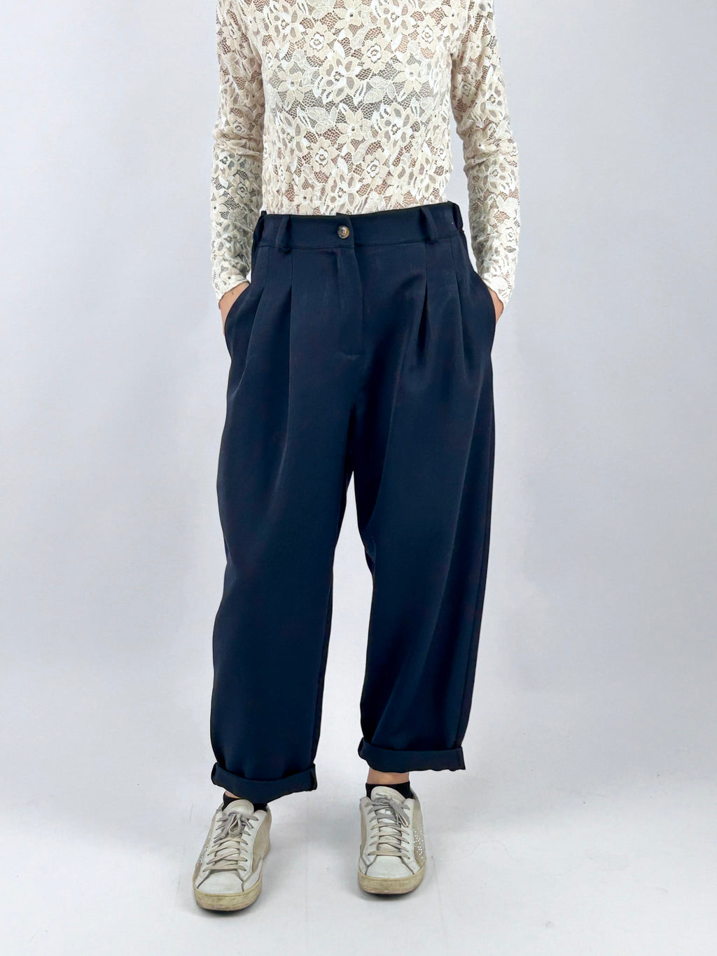 Pantalone donna con pinces e vita elasticizzata sul retro blu - vista frontale
