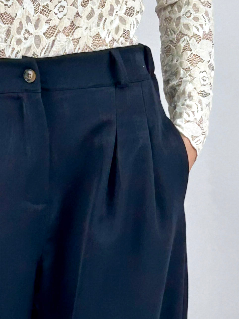 Pantalone donna con pinces e vita elasticizzata sul retro blu - vista dettaglio