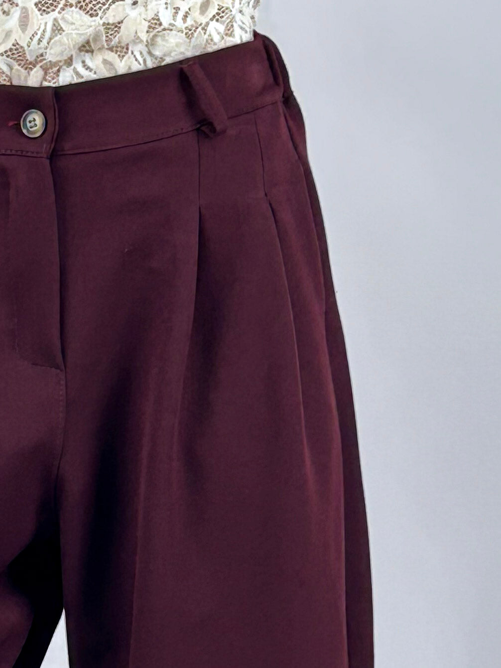 Pantalone donna con pinces e vita elasticizzata sul retro bordo - vista dettaglio