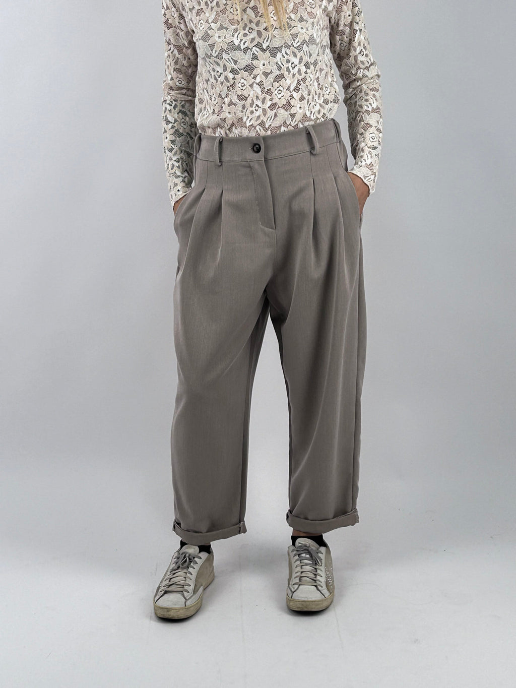Pantalone donna con pinces e vita elasticizzata sul retro beige - vista frontale