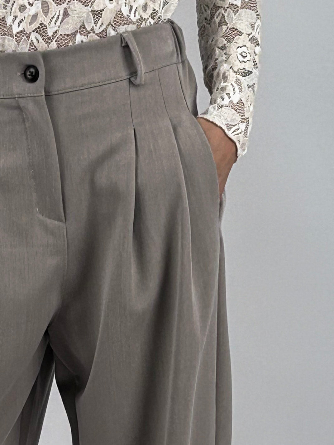 Pantalone donna con pinces e vita elasticizzata sul retro beige - vista dettaglio
