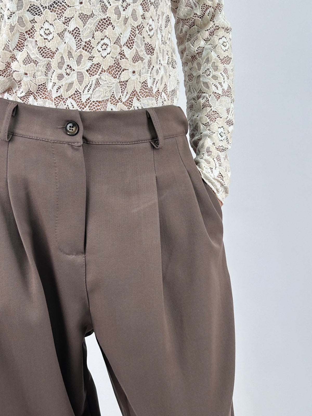 Pantalone donna con pinces e vita elasticizzata sul retro tortora - vista dettaglio