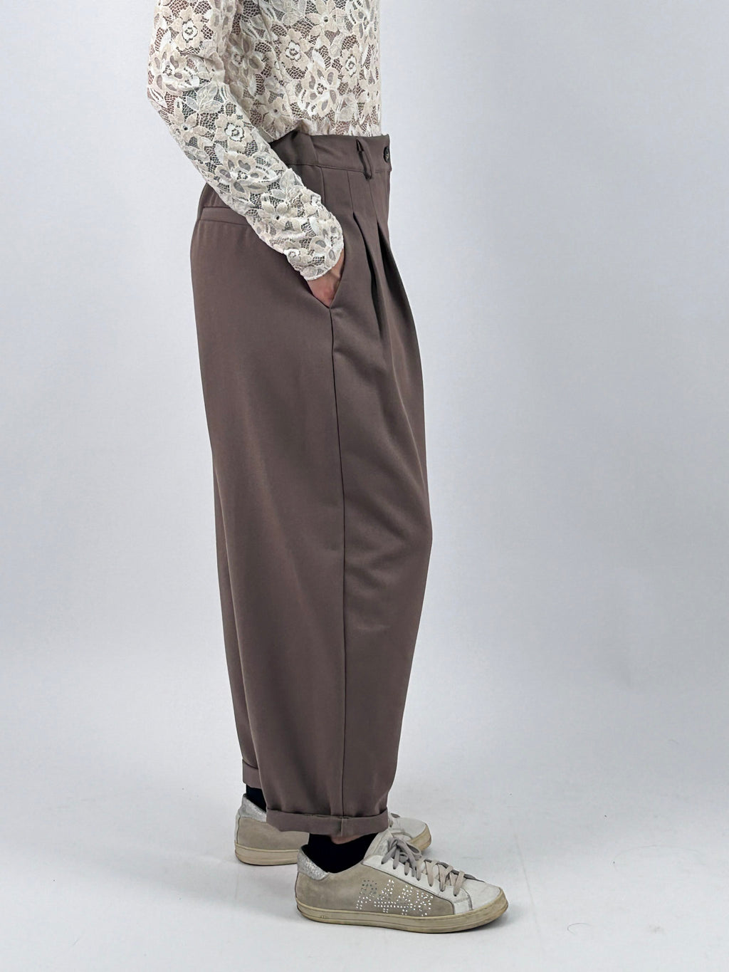 Pantalone donna con pinces e vita elasticizzata sul retro tortora - vista laterale