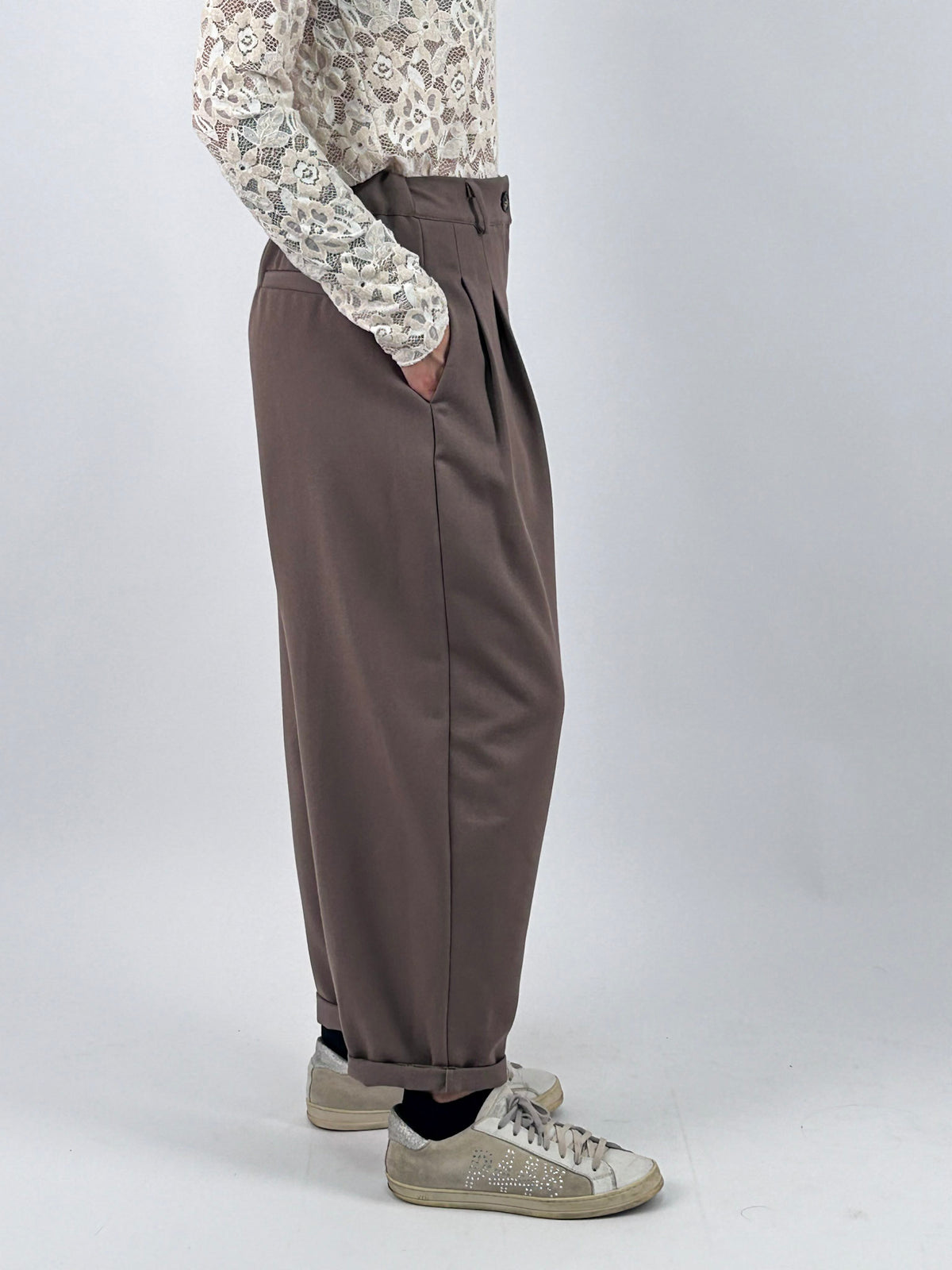 Pantalone donna con pinces e vita elasticizzata sul retro tortora - vista laterale