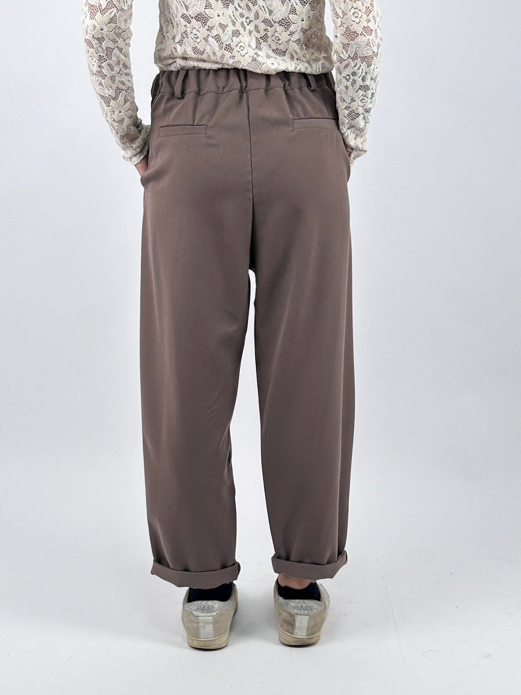 Pantalone donna con pinces e vita elasticizzata sul retro tortora - vista retro
