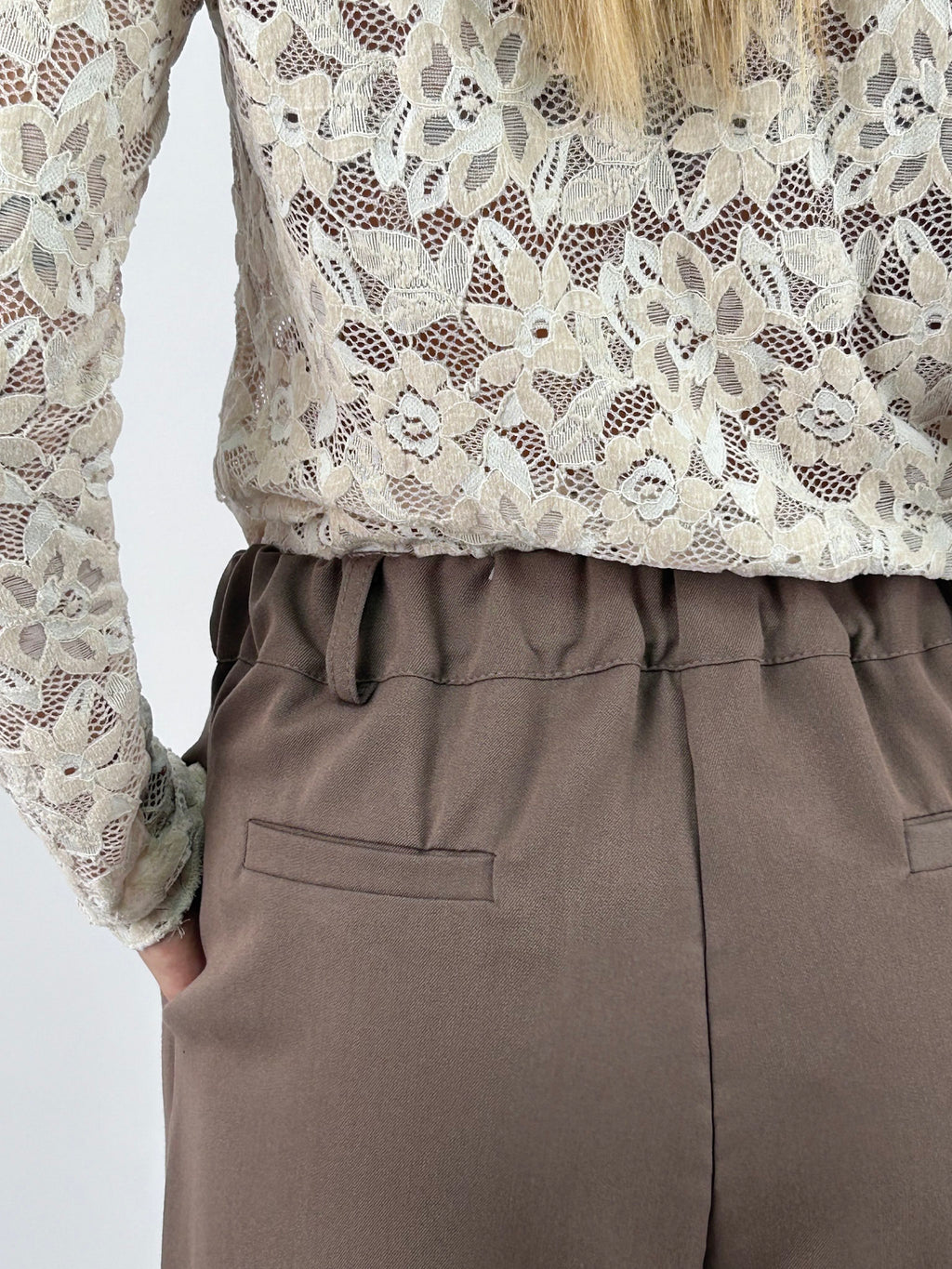 Pantalone donna con pinces e vita elasticizzata sul retro tortora - vista dettaglio elastico